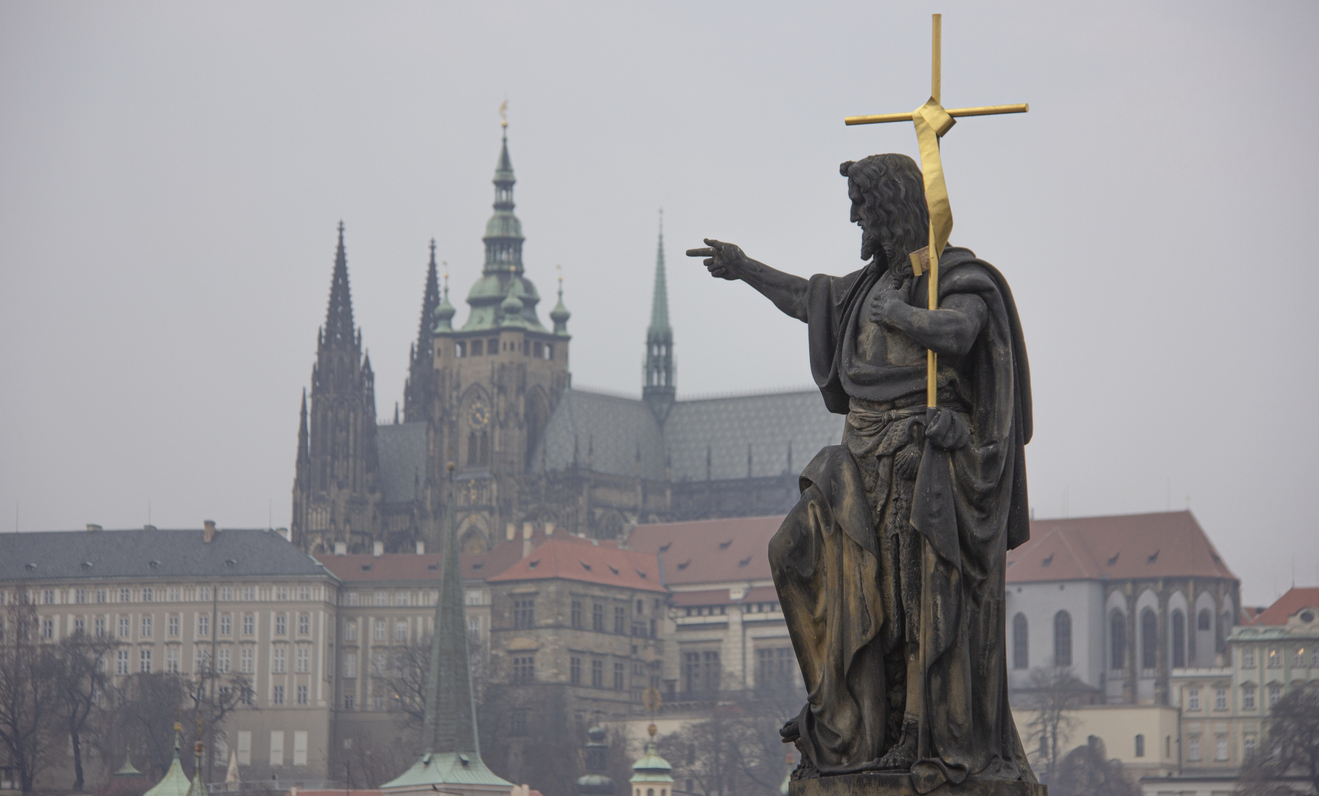 Johannes Döparen skulptur. Karlsbron, Prag, Tjeckien  © MWayOut/iStock